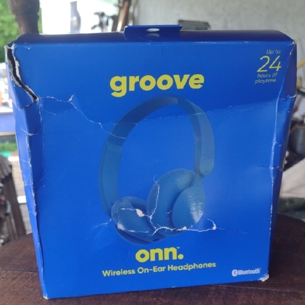 Onn.Groove Blue WIRELESS On-Ear Headphones Premium Sound/24 Hours Playtime NWT
